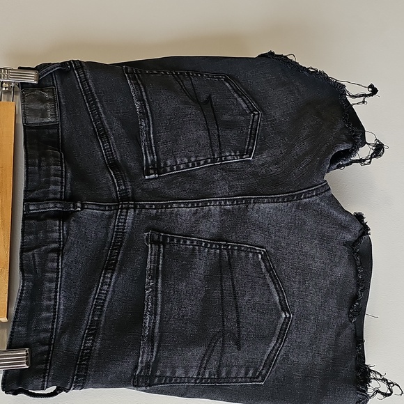 American Eagle Outfitters Size 6 Black Distressed Style Jean Shorts - Picture 4 of 8